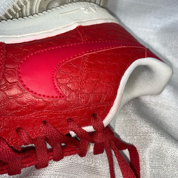 Red leather Nike Air Force 1 LV8 sneakers - Picture 4 of 12